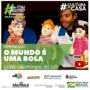 Duas pessoas segurando três bonecos