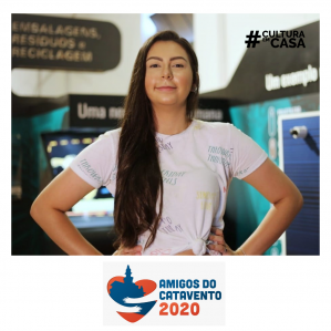 Mulher branca com sorriso tímido