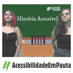 Duas mulheres sorrindo, ao fundo um quadro verde