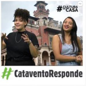 duas mulheres sorrindo, ao fundo foto do palácio das indústrias