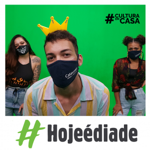 um homem e duas mulheres fantasiados para o carnaval