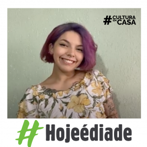 mulher com cabelos roxo sorrindo