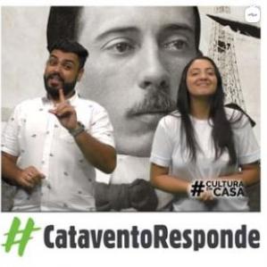 Um home e uma mulher e ao fundo a foto do aeronauta Santos Dumont