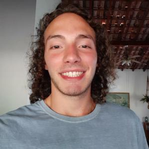 homem cabeludo sorrindo