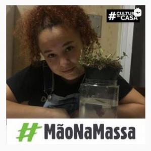 Mulher segurando um vaso com vegetação