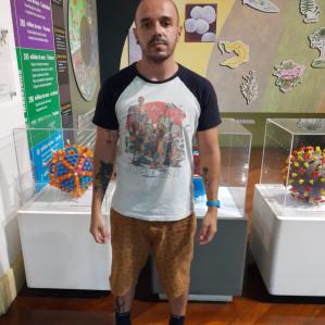 Homem careca sorrindo