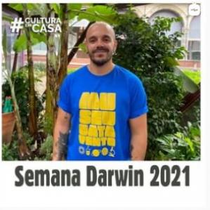 Homem careca sorrindo, ao fundo um jardim