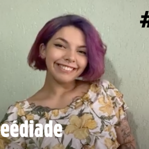 Mulher de cabelos roxos sorrindo