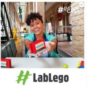 mulher sorrindo com peças de lego em mãos