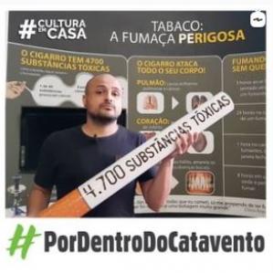 homem careca segurando um cigarro gigante