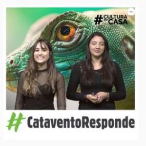 Duas mulheres sorrindo e ao fundo a imagem de uma réptil