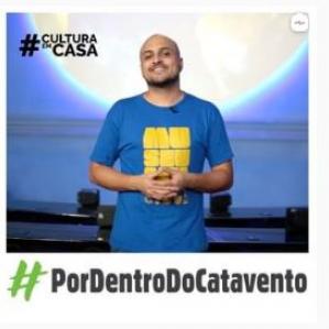 Homem careca sorrindo