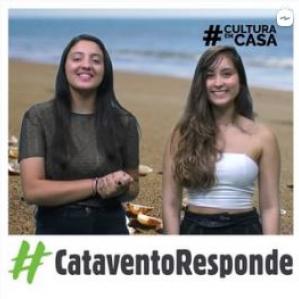 Duas mulheres sorrindo, ao fundo a praia