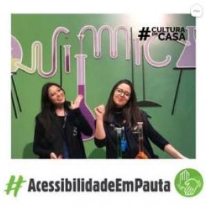 Duas mulheres de preto sorrindo