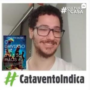 Homem branco de óculos sorrindo