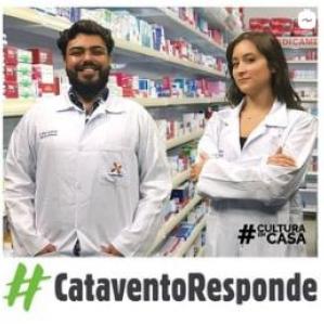 Um home e uma mulher com colete branco