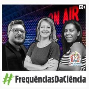 Um homem e duas mulheres sorrindo singelamente