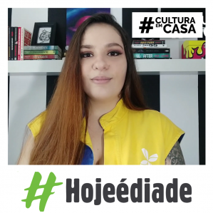 Mulher de blusa amarela e ao fundo livros
