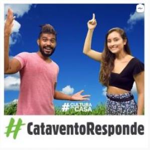 Homem e mulher apontando os dedos pra cima, ao fundo vemos a imagem do céu