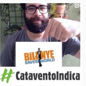 Homem barbudo e de óculos