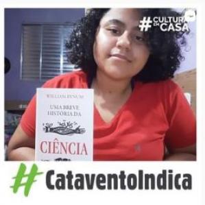 Mulher com camisa laranja