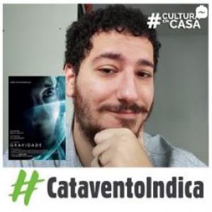 Homem de barba com a mão no queixo
