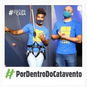 Dois homens com camisa azul