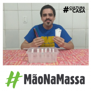 Homem de bigode e camiseta azul