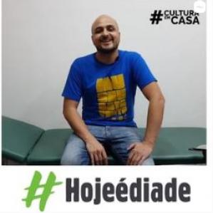 Homem careca de camiseta azul sorrindo
