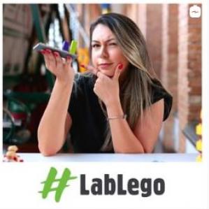Mulher loira segurando peças de Lego