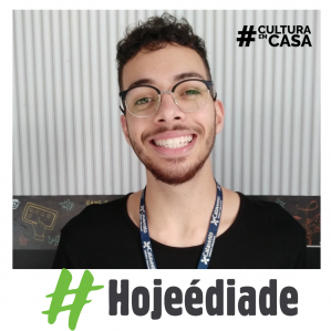 Homem de óculos sorrindo