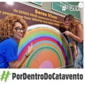 Duas mulheres apontando para um painel