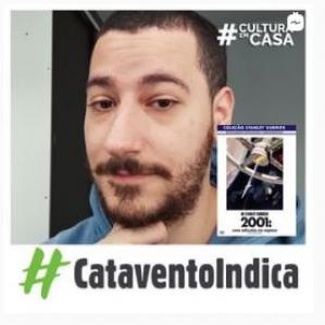 Homem com a mão no queixo e abaixo a capa do filme