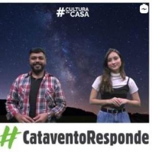 Homem de camisa listrada e mulher sorrindo