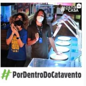 Homem e mulher ao lado de uma bancada