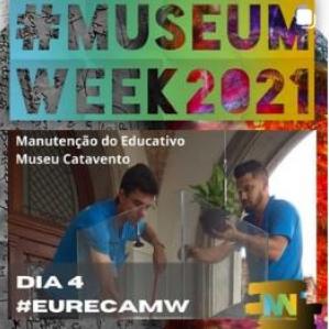 Dois homens de camiseta azul