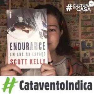 Mulher segurando um livro