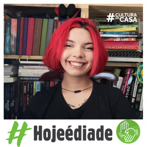 Mulher com cabelos vermelhos curtos sorrindo