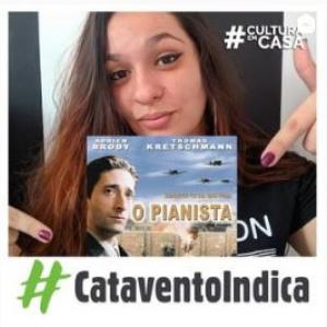 Mulher apontando para a capa do filme