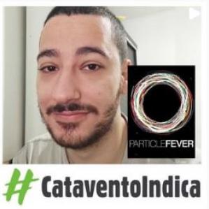 Homem com sorriso singelo e abaixo a capa do documentário