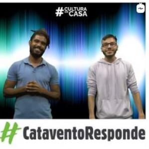 Dois homens sorrindo em um fundo azul
