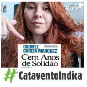 Mulher ruiva, apontando para capa do livro