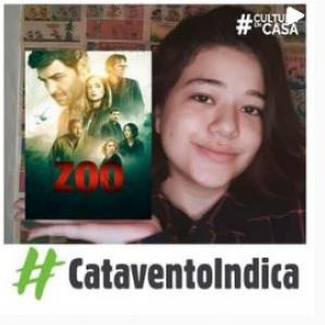 Mulher com sorriso singelo e a frente dela a capa da série