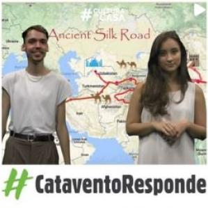 Homem e mulher, ambos com camisetas brancas e ao fundo a imagem de um mapa