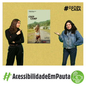 Duas mulheres, uma com uma blusa e calça preta e outra vestida com calça e jaqueta jeans, ao fundo a imagem do documentário com um fundo ocre