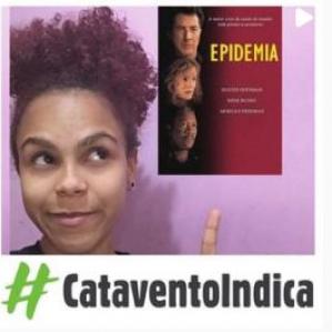 Mulher de cabelos preses, olhando pra capa do filme