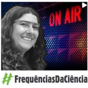 Mulher branca de óculos