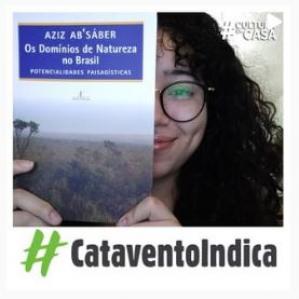 Mulher de óculos, a frente a capa do livro