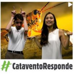 Homem e mulher sorrindo, ao fundo uma vespa