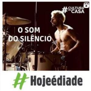 Homem tocando bateria